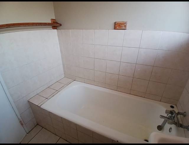 2 BEDROOM FLAT TO LET IN KEMPTON PARK CENTRAL